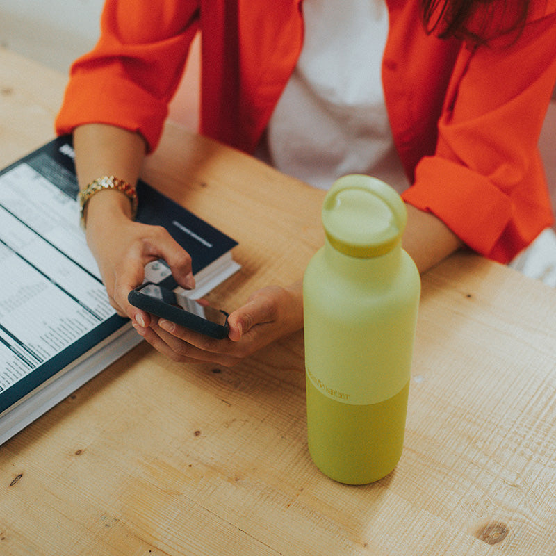 daily-on-the-go-set-q2 20oz_rise_classic_insulated_bottle_acacia_worker_phone_square.jpg
