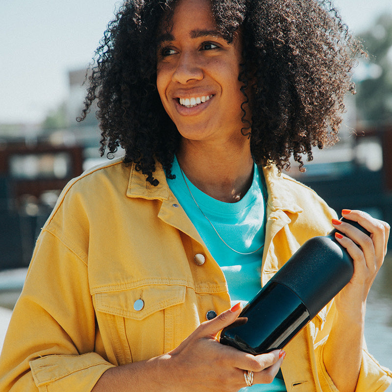 daily-on-the-go-set-q2 20oz_rise_classic_insulated_bottle_black_woman_smile_square.jpg