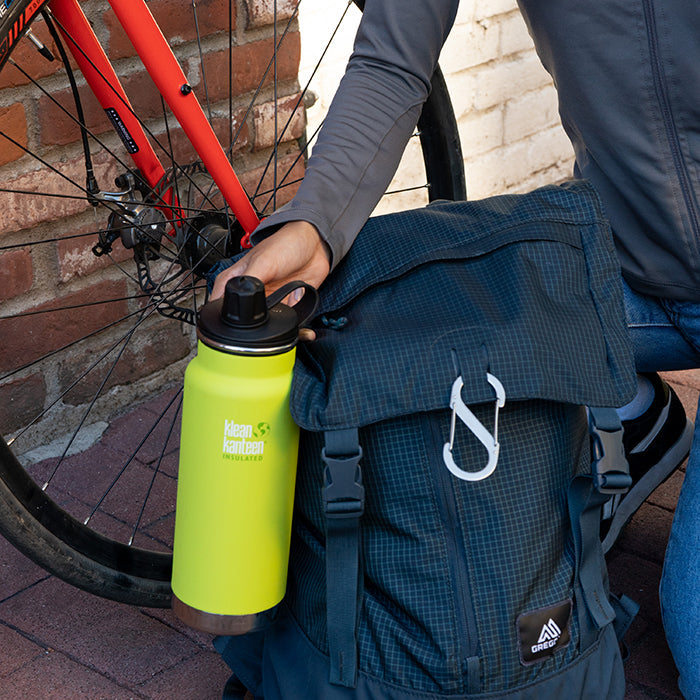 tkwide-chug-cap-e0 K32TKWSSL-JP-Bottle-Biking-Chug-Cap-lifestyle.jpg