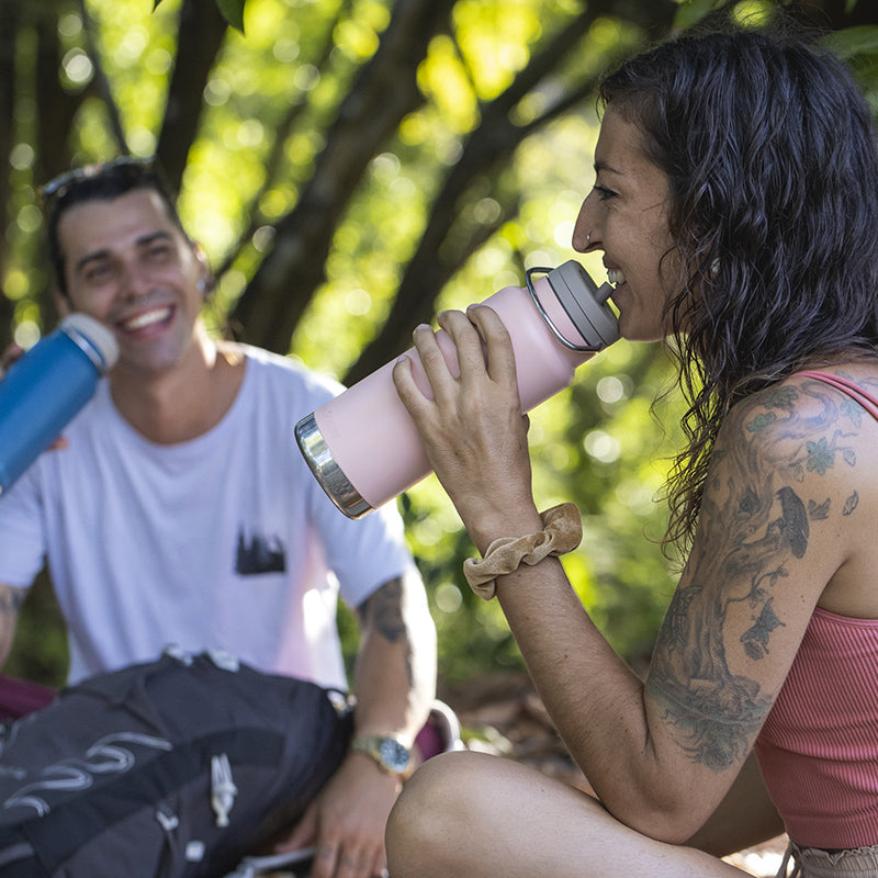 32oz-tkwide-with-twist-cap-o4 tkwide_32oz_insulated_bottle_twist_costarica_couple_drink_square.jpg